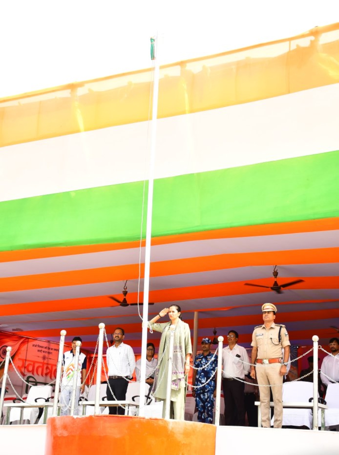 स्वतंत्रता दिवस समारोह को लेकर सैंडिस कंपाउंड में हुआ भव्य रिहर्सल* जिलाधिकारी एवं वरीय पुलिस अधीक्षक ने लिया तैयारियों का जायजा*