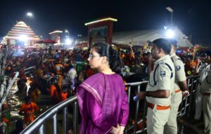 भागलपुर में प्रस्तावित कार्यक्रम को लेकर सभा स्थल पर अधिकारी