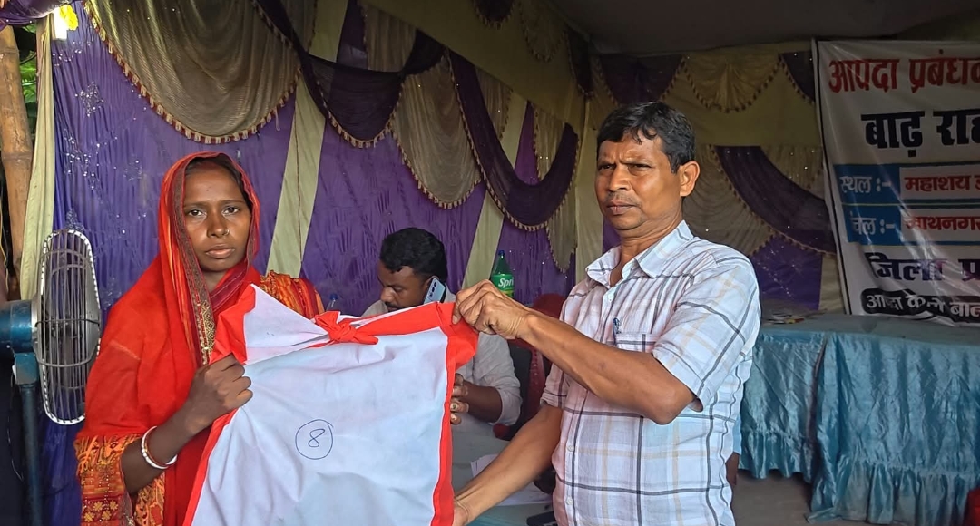 दयोढ़ी में 216 किट तथा बाल निकेतन में 64 किट वितरण किया गया*  *महिलाओं को साड़ी तथा पुरुषों को लूंगी एवं गमछा उपलब्ध कराया गया*